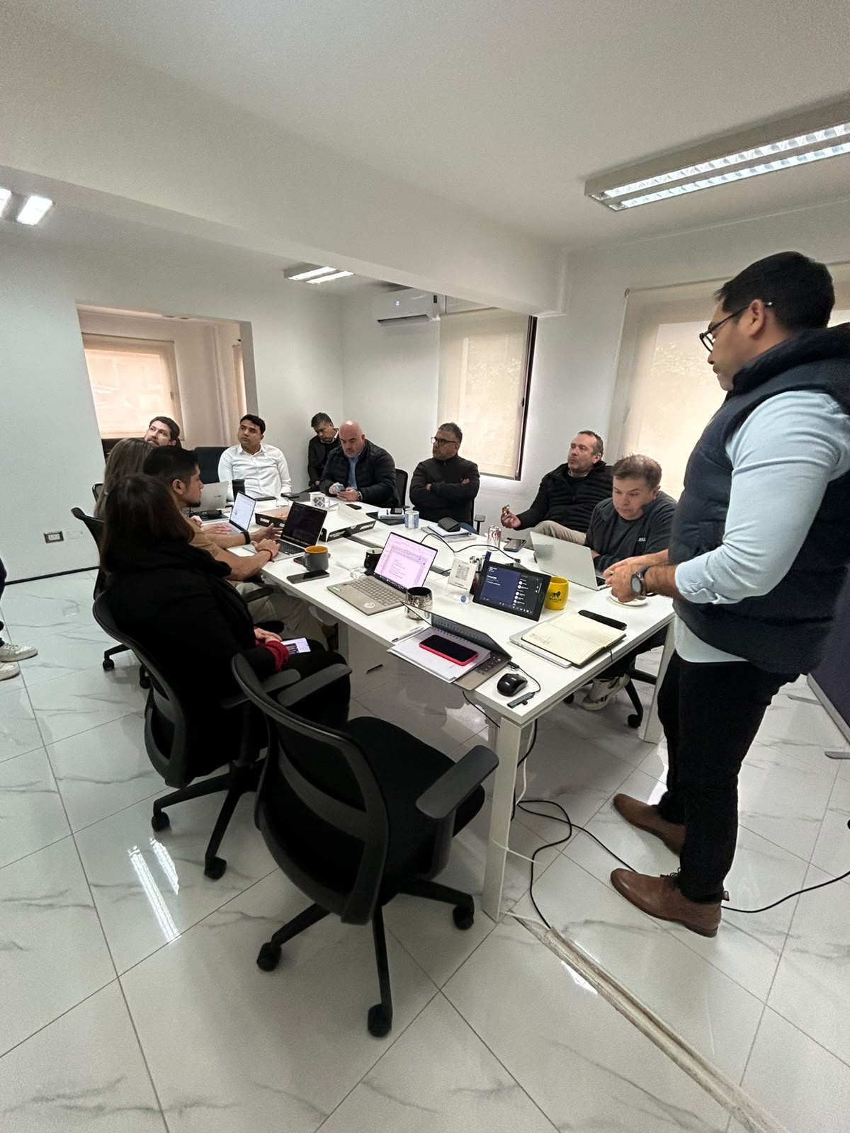 Equipo SixManager en reunión de planificación técnica